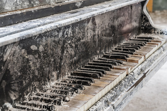 Altes Klavier an einem Lost Place