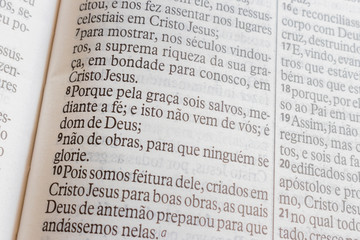 close in open bible in Ephesians 2, text in portuguese brasileiro.