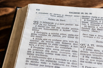 close in open bible in psalms 23, text in portuguese brasileiro.