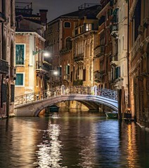 Obraz na płótnie Canvas Italy beauty, typical night bridge over canal street in Venice, Venezia