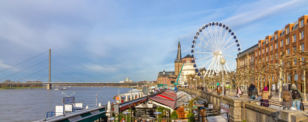 Altstadt von Düsseldorf am Rheinufer © Jürgen Fälchle