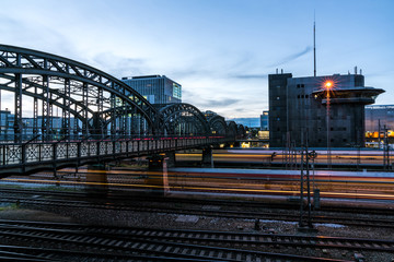 Hackerbrücke München mit vorbeifahrenden Zügen in der Nacht