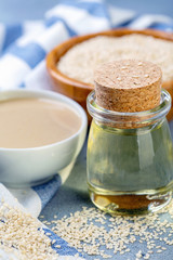 Organic sesame oil from white sesame seeds.