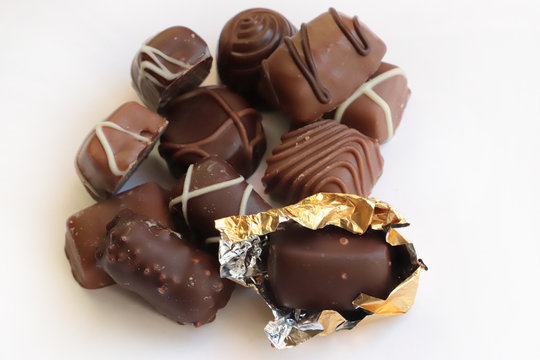 cioccolatini di vari tipi su sfondo bianco, chocolates of various types on a white background