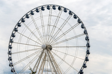 Obraz premium Ferris wheel under sky in cloud day