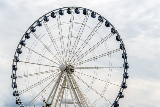 Ferris wheel under sky in cloud day