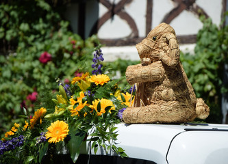 Blumenschmuck auf einem Auto