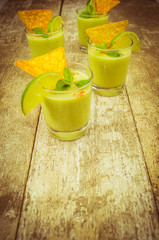 Erbsen Gazpacho / kalte Erbsensuppe mit Nachos