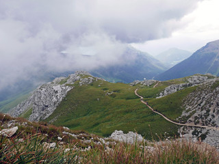 bel paesaggio delle montagne dolomitiche in italia in una giornata nuvolosa