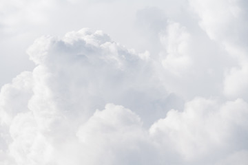 Zobacz na miękkich, białych puszystych chmurach jako tło, tekstura (abstrakt) - 242032542
