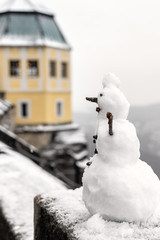 Schneemann mit Blick auf Friedrichsburg, Festung K&ouml;nigstein
