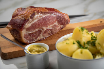 Kassler Nacken, Kohlwurst mit Kartoffeln und Senf auf Marmor Tisch