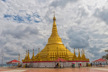 Naklejka premium A large golden pagoda at Burma Temple.