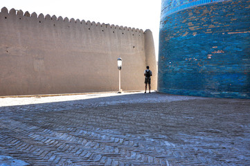 Khiva, Ouzbékistan, touriste derrière  Kalta-Minar
