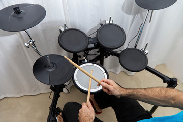 Fototapeta na wymiar Elektronisches Schlagzeug im Studio 