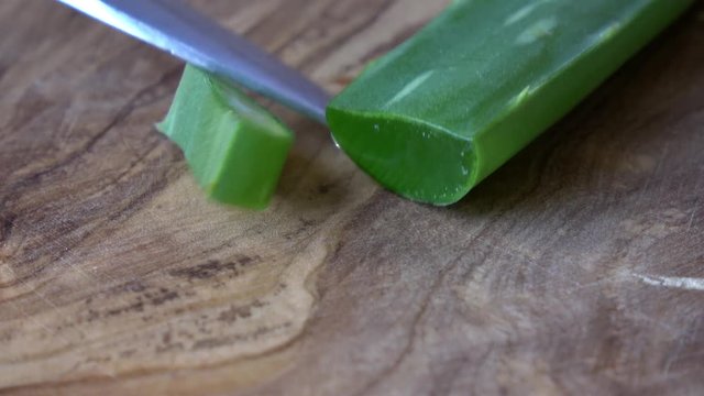 Aloe Vera wird in St&uuml;cke geschnitten