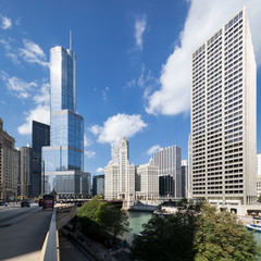 Fototapeta premium Street, buildings and blue sky in Chicago