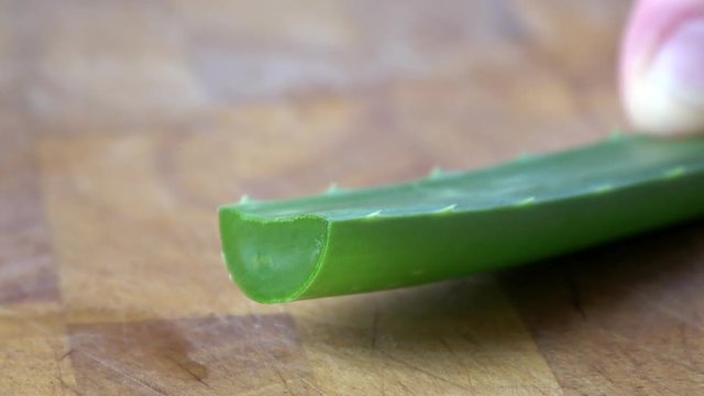 Aloe Vera wird in St&uuml;cke geschnitten