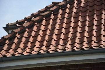 Altes, traditionelles Dach vom Dachdecker mit alten roten Dachziegeln