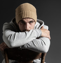 Portrait von einem attraktiven junger Mann mit gelber Mütze und Shirt