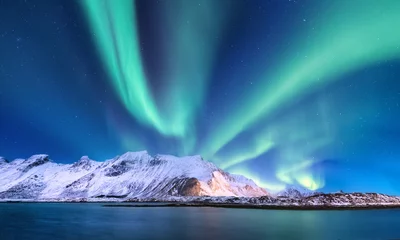 Poster Nordlichter Aurora borealis auf den Lofoten, Norwegen. Grüne Nordlichter über Bergen und Ozeanufer. Nachtwinterlandschaft mit Aurora und Reflexion auf der Wasseroberfläche.