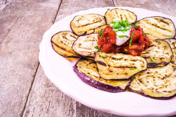 Gegrillte Aubergine mit scharfer Tomatensauce und Joghurt