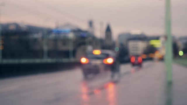Autos fahren abends bei Regen ( unscharf)