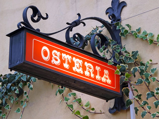 Osteria Schild oder Leuchtreklame an Hauswand, Trattoria und Pizzeria in Italien, beim Italiener essen