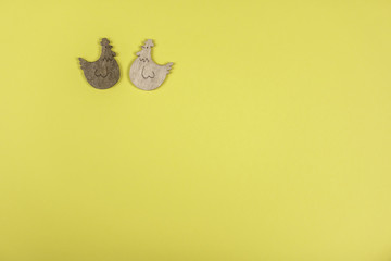 Oster-Hintergrund mit Dekorativen Objekten,  zwei Hühner auf gelben Hintergrund.