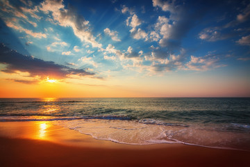 Obraz na płótnie Canvas Beautiful sunrise over the sea