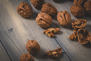 Einige Wallnüsse auf einer Tischplatte mit Holzmaserung