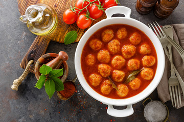 Meatballs in tomato sauce