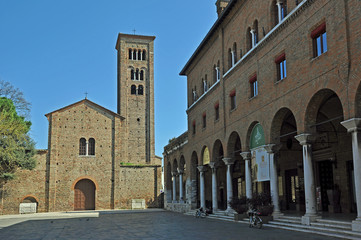 Obraz premium Italy Ravenna, Saint Francis square and Saint Francis Basilica with the bell tower. 