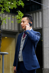 街を歩くビジネスマン