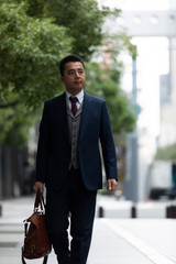 街を歩くビジネスマン