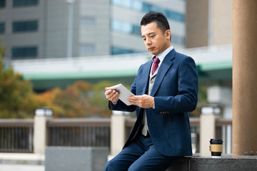 タブレットを持つビジネスマン