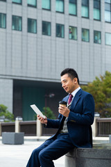 タブレットを持つビジネスマン