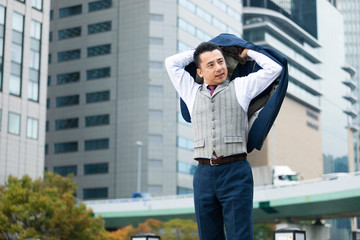 ジャケットを着るビジネスマン