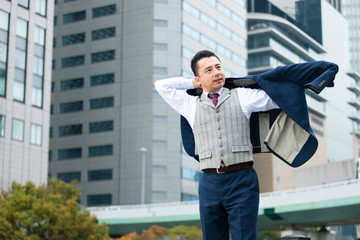 ジャケットを着るビジネスマン