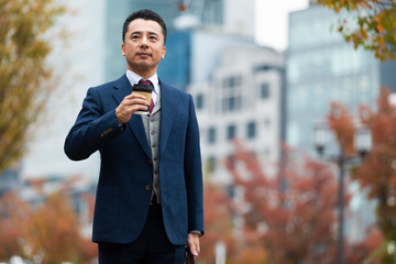 街を歩くビジネスマン