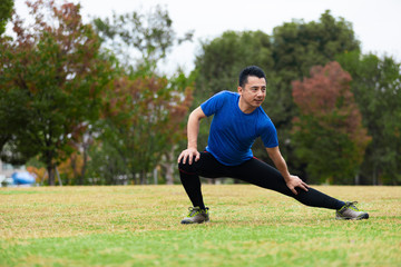 準備運動するミドル男性