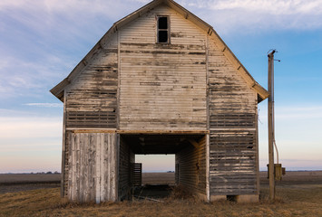 Old rustic barn as the sun sets.  Ogle County, Illinois, USA © EJRodriquez