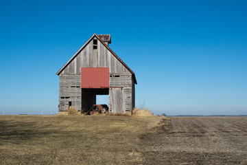 Obraz premium Old wooden barn in the rural open farmland. Illinois, USA