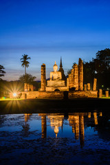 Obraz premium Mahathat temple in twilight time,Sukhothai Thailand.
