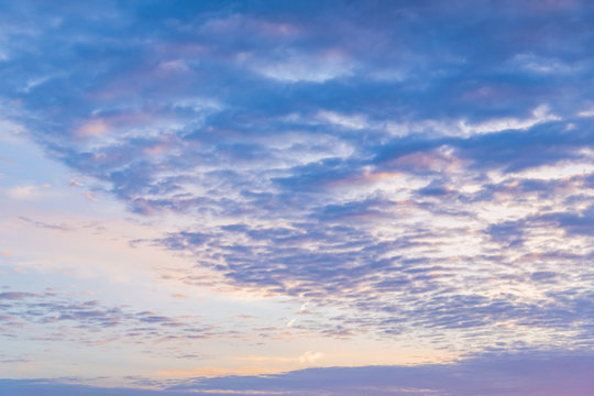 朝焼け空 のストック写真 ロイヤリティフリーの画像 ベクター イラスト Adobe Stock