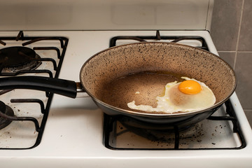 Cocinando huevo en sartén