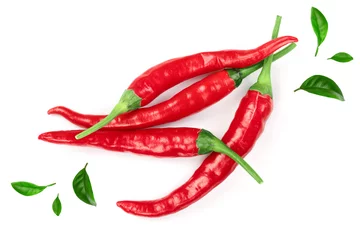 Fotobehang Red hot chili peppers versierd met groene bladeren geïsoleerd op een witte achtergrond. Bovenaanzicht. Platliggend patroon © kolesnikovserg