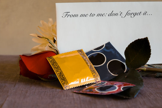 Rosa flor carta de amor y amistad y condones para sexo de regalo de San Valent&iacute;n el 14 de febrero