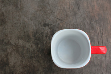 Obraz na płótnie Canvas red cup empty on wooden table