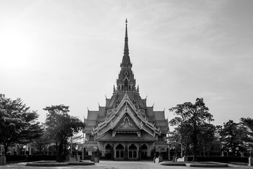 Fototapeta premium Grand architecture of Wat Sothon Wararam Worawihan, Chachoengsao, Thailand.
